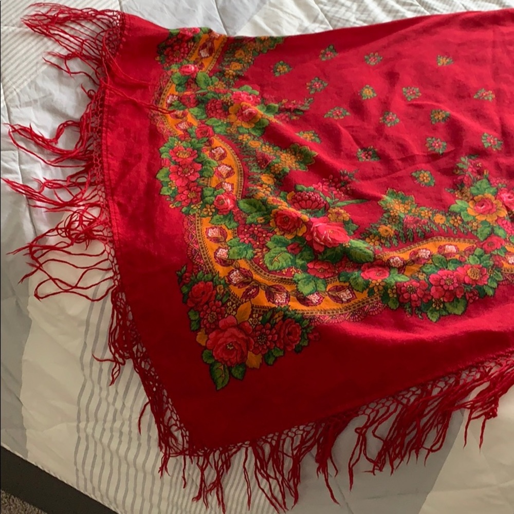 Red shawl - Picture 2 of 5